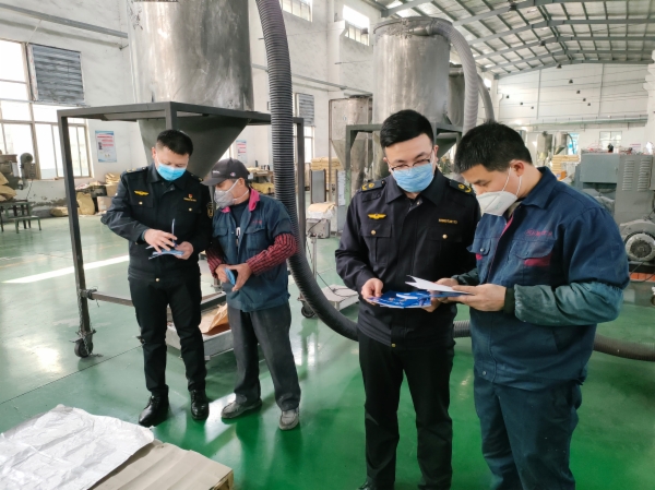 4.市市场监管局深入企业开展“送‘书’上门 政策惠企”普法宣传活动.jpg