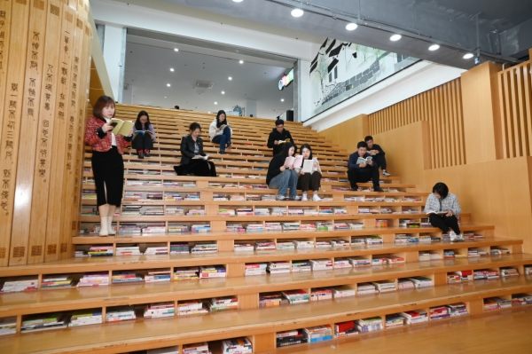2.市审计局青年干部理论学习小组在泛书房特色书梯前，沉浸式阅读红色书籍。.jpg